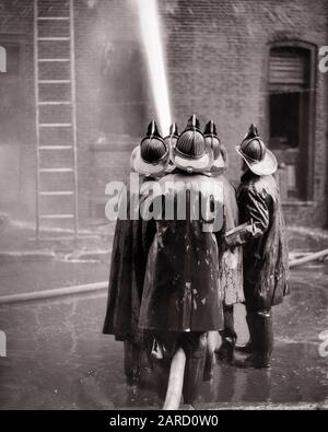 ANNÉES 1930 VUE ARRIÈRE DE 5 POMPIERS QUI ONT UN TUYAU D'ENTRAÎNEMENT SUR LA BRIQUE BRÛLANTE - F3474 HAR001 HARS BRICK 5 EMPLOIS ESPACE COPIE PLEINE LONGUEUR DEMI-LONGUEUR FORME PHYSIQUE INSPIRATION DANGER PROFESSION RISQUE CONFIANCE POMPIER RISQUE B&W TRISTESSE POMPIER CATASTROPHE OCCUPATION AVENTURE PROTECTION DANGEREUSE FORCE COURAGE SMOKEY EXCITATION ARRIÈRE PUISSANTE FIERTÉ VOIR LES PROFESSIONS DANGEREUSES RISQUÉES LES HÉROS RISQUENT DE SE CONNECTER LES POMPIERS DE DERRIÈRE LES PERSONNES EXTINCTEURS LES PROFESSIONS LES BICKERS LES CASQUES SONT MENACÉS ÉCUREUIL ARRIÈRE VOIR LA COOPÉRATION LES POMPIERS FEUX LES DANGERS LES TUYAUX HÉRO-ADULTES MILIEU-ADULTE L'HOMME Banque D'Images