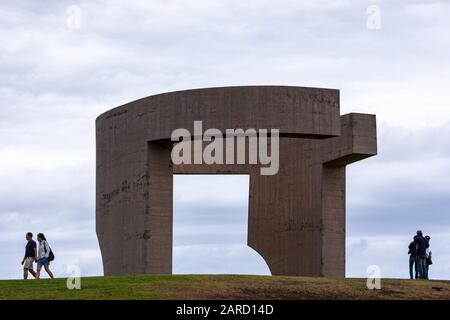 Touristes à Elogio del Horizonte, sculpture en béton face à la mer par l'artiste basque Eduardo Chilida, Gijon, Asturies, Espagne Banque D'Images