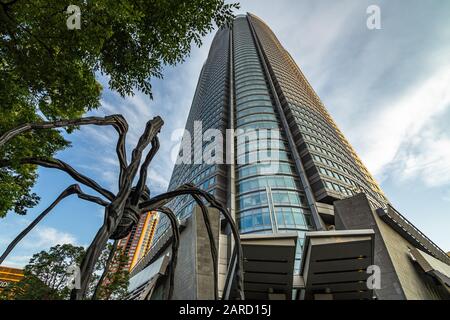 Tokyo, collines de Roppongi, août 2019 - statue d'araignée géante à la base de la tour Mori. Au sommet de la tour Mori se trouve une terrasse d'observation wi Banque D'Images