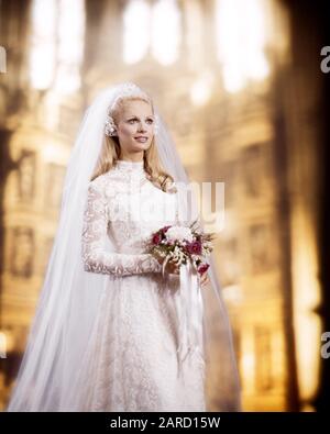 ANNÉES 60 MARIÉE BLONDE EN DENTELLE MARIAGE ROBE DE LONGUE NET VOILE TENANT ROUGE BLANC BOUQUET DEBOUT AVANT LA PROJECTION INTÉRIEURE ARRIÈRE DE L'ÉGLISE - KB9220 PHT001 HARS CÉLÉBRATION DE LA RELIGION FEMMES MARIÉES STUDIO SHOT ÉVÉNEMENT SANTÉ COPIE ESPACE PLEINE LONGUEUR DEMI-LONGUEUR FEMMES MARIAGE PERSONNES VOILE CONFIANCE CÉRÉMONIE MARIÉE AVANT RÊVES BONHEUR BRIDES RELIGIEUX COUTUME ET TRADITION NUPTIAL NUPTIALS OCCASION MARIAGE FIERTÉ TÊTE PROJECTION ARRIÈRE RITE DE PASSAGE ÉLÉGANTE FOI FIDÈLE WED RECHERCHE MARIAGE MATRIMONY JEUNE ADULTE CROYANCE CAUCASIENNE ETHNICITÉ ANCIENNE Banque D'Images