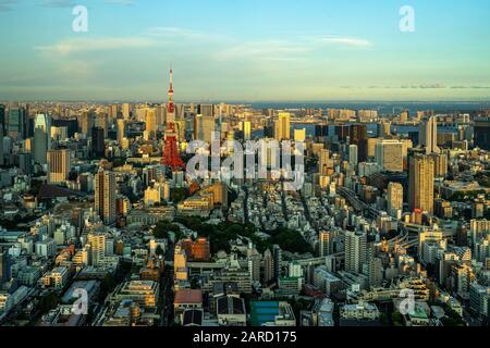 Belle vue aérienne de Tokyo au coucher du soleil vue depuis la terrasse d'observation de la tour Mori, Japon Banque D'Images