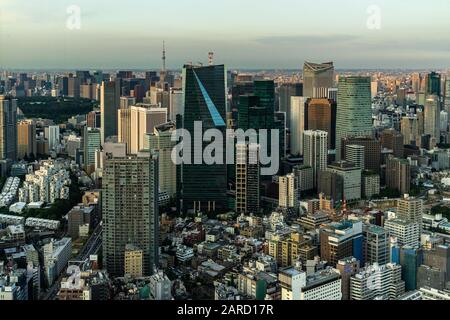 Gratte-ciel et gratte-ciel de Tokyo au coucher du soleil depuis la terrasse d'observation de la tour Mori, Japon Banque D'Images