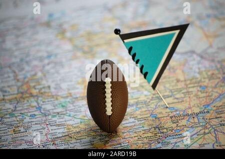 Plan Macro sur un drapeau et le football est inscrite à Philadelphie, Pennsylvanie, en une carte. Banque D'Images