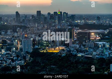 Gratte-ciel et gratte-ciel de Tokyo au coucher du soleil depuis la terrasse d'observation de la tour Mori, Japon Banque D'Images