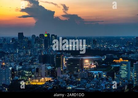 Gratte-ciel et gratte-ciel de Tokyo au coucher du soleil depuis la terrasse d'observation de la tour Mori, Japon Banque D'Images