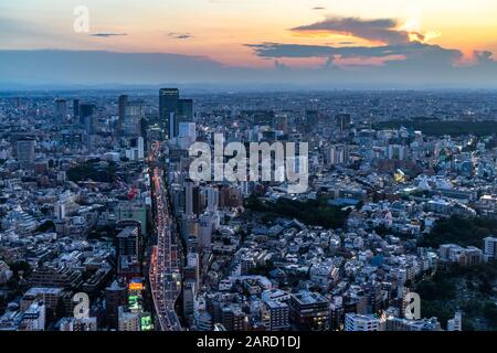 Gratte-ciel et gratte-ciel de Tokyo au coucher du soleil depuis la terrasse d'observation de la tour Mori, Japon Banque D'Images