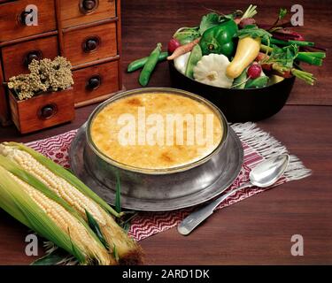 PUDDING COLONIAL AMÉRICAIN DE MAÏS DE LA NOURRITURE DANS LE BOL DE PLAT DE ÉTAIN DE LÉGUMES FRAIS ARMOIRE D'ÉPICES DEUX OREILLES DE MAÏS RAW - KF38887 FRT001 HARS DÉMODÉE Banque D'Images