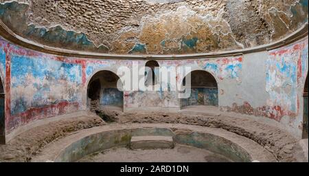 Grande piscine froide dans les bains romains anciens, appelés frigidarium dans la ville de Pompéi, détruite par le volcan Vésuve, inscrite sur l'herit mondial Banque D'Images