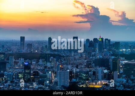 Gratte-ciel et gratte-ciel de Tokyo au coucher du soleil depuis la terrasse d'observation de la tour Mori, Japon Banque D'Images