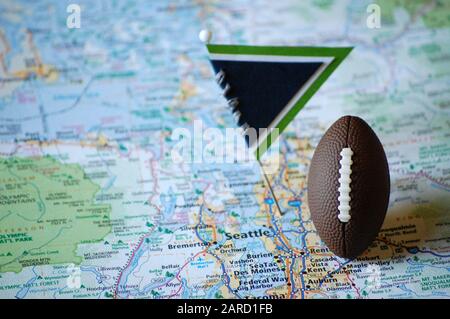 Plan Macro sur un drapeau et le football est inscrite à Seattle, Washington en une carte. Banque D'Images