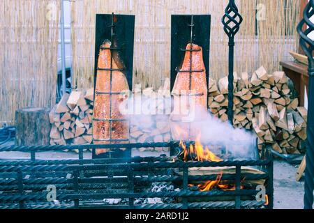 saumon fumé sur les brochettes au feu Banque D'Images