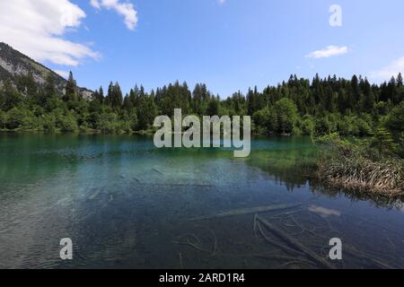 Lac de montagne Crestasee près du village de Flims, Suisse Banque D'Images