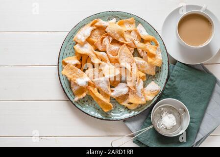 Chrusty, Faworki, d'ailes d'Ange - pâtisseries traditionnelles polonaises a servi pendant le Carnaval Jeudi Gras, juste avant le Carême. Banque D'Images