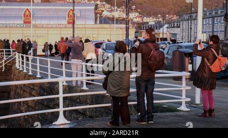 Aberystwyth Ceredigion Wales UK, groupe réuni sur le front de mer pour photographier et regarder l'exposition nocturne d'étoiles autour de la jetée Banque D'Images