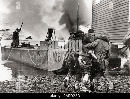 1940 27 DÉCEMBRE 1941 DES SOLDATS BLESSÉS BRITANNIQUES ÉVACUÉS POUR DÉBARQUER DES BATEAUX VAGSO MALLOY ISLANDS NORVÈGE - Q74711 PC001 HARS B&W CATASTROPHE STRATÉGIE DES ÎLES DU NORD COURAGE ENTHOUSIASME LEADERSHIP PROGRÈS LES GUERRES MONDIALES FIERTÉ GUERRE MONDIALE DEUX ARRIÈRE VUE GUERRE MONDIALE II OCCUPATIONS BLESSÉS DÉCEMBRE CONNEXION EUROPE DU NORD DE DERRIÈRE ÉCHAPPER À LA GUERRE MONDIALE OFFICIELLE 2 27 RETOUR VOIR LES SOLUTIONS CONTRADICTOIRES DE COOPÉRATION TOGETHER LE JEUNE HOMME ADULTE 1941 LUTTANT CONTRE LA NORVÈGE NOIRE ET BLANCHE À L'ANCIENNE SCANDINAVIE Banque D'Images