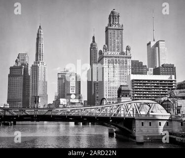 HORIZON DES ANNÉES 1950 DES BÂTIMENTS DE MICHIGAN AVENUE ET DU PONT DE REMONTÉE DE CHICAGO RIVER CHICAGO ILLINOIS ÉTATS-UNIS - R147 HAR001 HARS DÉMODÉE Banque D'Images