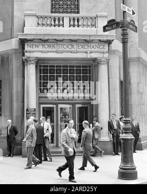 60 WALL STREET HOMMES D'AFFAIRES EN COSTUMES MARCHANT PAST ENTRÉE À NEW YORK CITY STOCK EXCHANGE BÂTIMENT NYC NY USA - R19881 HAR001 HARS PERSONNES DE PLEINE LONGUEUR ETATS-UNIS D'AMÉRIQUE HOMMES RISQUES NY CONFIANCE HOMME SENIOR ADULTE SENIOR ÂGE MOYEN B&W AMÉRIQUE DU NORD L'HOMME D'ÂGE MOYEN LIBERTÉ AMÉRIQUE DU NORD GRAND ANGLE DE SUCCÈS EN AMÉRIQUE DU NORD COMPÉTENCE COSTUME ET CRAVATE RÊVES PROFESSION COMPÉTENCES STRATÉGIE EXCITATION EXTÉRIEUR PUISSANT PAR L'OCCASION À NYC PROFESSIONS PAST CONCEPTUEL NEW YORK VILLES STYLÉES NEW YORK INVESTISSEURS DE VILLE MOYENNE-ADULTE HOMME DE MILIEU-ADULTE PLUSIEURS WALL STREET NOIR ET BLANC CAUCASIEN HAR001 À L'ANCIENNE Banque D'Images