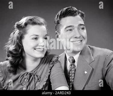 ANNÉES 1940 SOURIRE POST WW II JEUNE COUPLE ÉPOUSE ET HONORABLEMENT LIBÉRÉ VÉTÉRAN MARI IDENTIFIÉ PAR LA RUPTURE DE CANARD LAPEL PIN - S11046 HAR001 HARS JOIE HEUREUSE VIE SATISFACTION CONFLITS FEMMES MARIÉES WW2 CONJOINT MARIS COPIER ESPACE FEMMES INSPIRATION HOMMES SPIRITUALITÉ CONFIANCE B&W PARTENAIRE LIBERTÉ COSTUME ET CRAVATE RÊVES BONHEUR BIEN-ÊTRE TÊTE ET ÉPAULES JOYEUSES VICTOIRE DE FORCE COURAGE ET CHOIX LEADERSHIP PUISSANTES GUERRES MONDIALES FIERTÉ DE GUERRE MONDIALE DEUX GUERRES MONDIALES II PAR LAPEL OCCASION SOURIENT CONCEPTUEL JOYEUSE ÉLÉGANTE VÉTÉRAN DE GUERRE MONDIALE 2 WW II MI-ADULTE HOMME DE MILIEU-ADULTE Banque D'Images