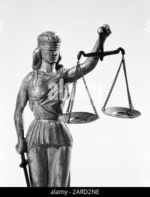 1970 STATUE DE JUSTICE AVEUGLE COMME FEMME BANDÉE TENANT LES ÉCHELLES DE LA LOI ÉQUILIBRÉE ET DE L'ÉPÉE DE PUNITION DE SON CÔTÉ - S18592 HAR001 CHÂTIMENT HARS FORCE LES AVOCATS JUDICIAIRES ET PUISSANT JUGEMENT DE LA SOCIÉTÉ AVOCATS DANS LES PROFESSIONS DE HAUT NIVEAU POLITIQUE CONCEPT D'ÉQUITÉ CONCEPTUELLE ENCORE VIE ÉQUILIBRÉE COMPRÉHENSION DU SYSTÈME JUDICIAIRE CONCEPTS DE PROCUREUR SYMBOLIQUE JEU ÉQUITABLE JURISPRUDENCE SYSTÈMES DE L'ÉQUITÉ EN NOIR ET BLANC HAR001 HONNÊTETÉ ANCIENNE REPRÉSENTATION Banque D'Images