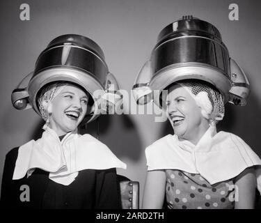 ANNÉES 1950 DEUX FEMMES RIANT ASSIS SOUS SALON DE BEAUTÉ SÈCHE-CHEVEUX PORTANT DES SERVIETTES DE BAIN PARLER DES POTINS ENSEMBLE - S8921 DEB001 HARS STYLE VISAGE COMMUNICATION RIRE JEUNE ADULTE COMIQUE INFORMATION PLAISIR VIE FEMMES POSSIP STUDIO SHOT ESPACE DE COPIE DE LUXE AMITIÉ FEMMES FRÈRES ET SŒURS POSSIPING EXPRESSIONS B&W PETITE AMIE HUMORISTIQUE SERVIETTES BONHEUR TÊTE ET ÉPAULES GAI DÉCOUVERTE SÉCHAGE LOISIR MISE EN RÉSEAU CONNAISSANCE COMIQUE FEMMES FEMMES FEMMES FEMMES FEMMES FEMMES SIBLING SOURIRES GOSSIPS CONCEPTUEL SÈCHE-CHEVEUX COMÉDIE AMIES JOYEUX DEB001 FILETS DE CHEVEUX MILIEU-ADULTE Banque D'Images