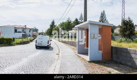 Vila Cha près d'Esposende, Portugal - 9 mai 2018 : vue sur un arrêt de bus dans le centre ville le printemps Banque D'Images