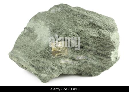 Cristal cube de pyrite sur le substrat rocheux de Rechnitz, Autriche isolé sur fond blanc Banque D'Images