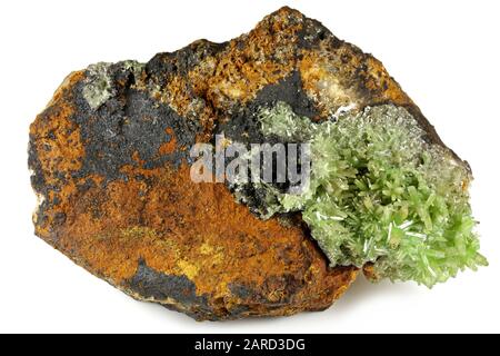 Pyromorphite de la mine de Daoping, Chine isolée sur fond blanc Banque D'Images