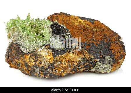 Pyromorphite de la mine de Daoping, Chine isolée sur fond blanc Banque D'Images