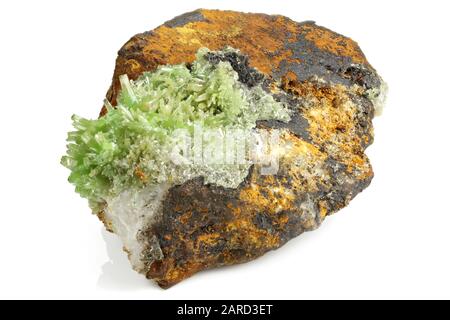 Pyromorphite de la mine de Daoping, Chine isolée sur fond blanc Banque D'Images