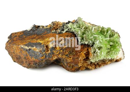 Pyromorphite de la mine de Daoping, Chine isolée sur fond blanc Banque D'Images