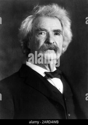 Photo de portrait vintage de l'écrivain et humoriste américain Samuel Langhorne Clemens (1835 – 1910), mieux connu par son nom de plume de Mark Twain. Photo vers 1906 par Pach Brothers. Banque D'Images