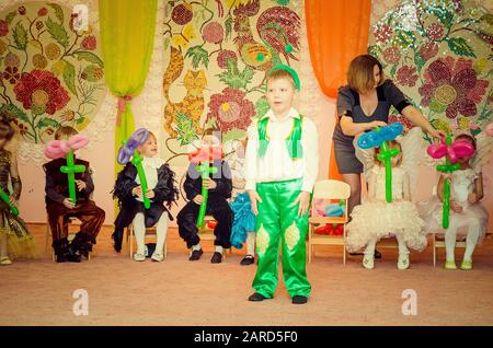 Enfants en vacances du nouvel an à la maternelle Saint-Sylvestre, maternelle Malvin, Lutsk Ukraine 05/03/2014 Banque D'Images