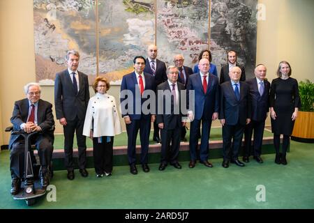 New York, États-Unis, 27 Janvier 2020. Le Secrétaire général de l'ONU, António Guterres (centre), pose avec les participants à la Journée internationale de commémoration des Victimes de l'holocauste le 75ème anniversaire de la libération d'Auschwitz (L-R, première rangée ): Itzhak Perlman, Violoniste et chef; Christoph Heusgen, Représentant permanent de l'Allemagne auprès des Nations Unies; Irene Shashar, survivante de l'Holocauste; Danny Danon, Représentante permanente d'Israël auprès des Nations Unies; António Guterres, Secrétaire général de l'ONU; Vassily Nebenzia, Représentante permanente de la Fédération de Russie auprès de Banque D'Images