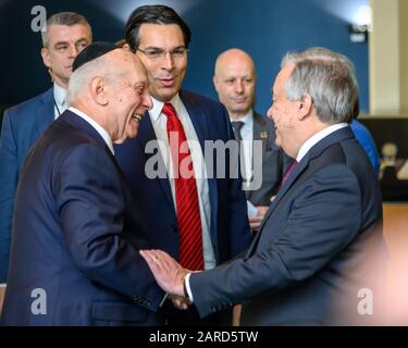 New York, États-Unis. 27 janvier 2020. Le Secrétaire général de l'ONU, António Guterres (R), accueille le Rabbin Arthur Schneier, Rabbin principal à la synagogue Park East, devant Danny Danon, Représentant permanent d'Israël auprès de l'Organisation des Nations Unies avant de participer à la Journée internationale de commémoration de la mémoire des Victimes de l'Holocauste à l'occasion du 75ème anniversaire de la libération d'Auschwitz . Crédit: Enrique Shore/Alay Live News Banque D'Images