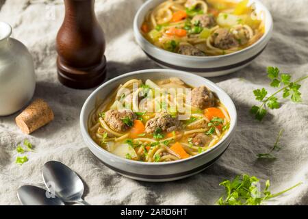 Soupe maison Sopa la Minuta Meatball aux Pommes de Terre et Aux Nouilles Banque D'Images