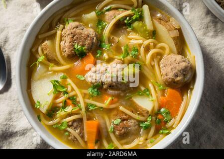 Soupe maison Sopa la Minuta Meatball aux Pommes de Terre et Aux Nouilles Banque D'Images