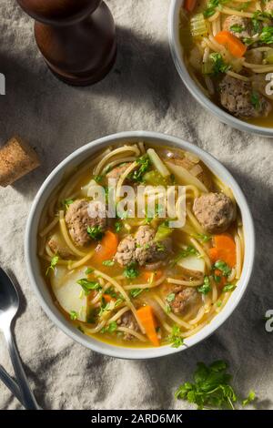 Soupe maison Sopa la Minuta Meatball aux Pommes de Terre et Aux Nouilles Banque D'Images