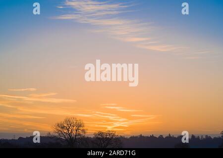 Ciel de l'aube au-dessus de Devizes lointains dans le Wiltshire Angleterre Royaume-Uni Banque D'Images