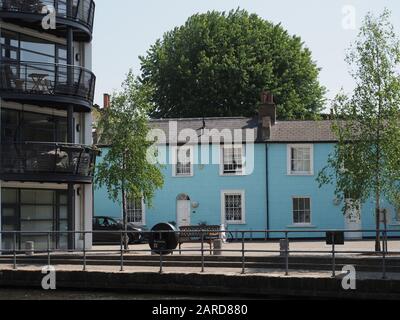 Nouveau et ancien logement le long du canal Regents à Londres. Banque D'Images