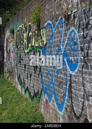 Graffitis colorés sur un mur près du canal Regents à Londres Banque D'Images