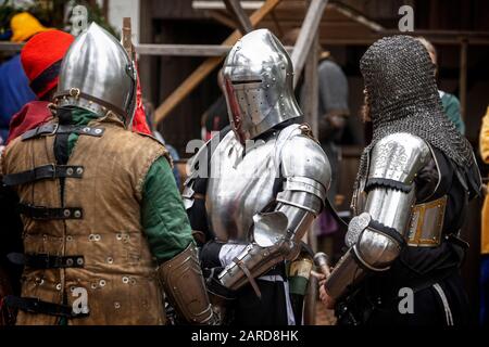 Les Chevaliers en armure entreprennent le combat médiéval lors du tournoi de réadoption historique. Queensland Australie Banque D'Images