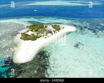 Karangan atol, vue aérienne, Flores Sea, Indonésie - île paradisiaque, destination exotique, rêve de vacances Banque D'Images