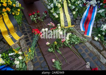 Magdeburg, Allemagne. 27 janvier 2020. Les couronnes se trouvent au mémorial de Magda. Le jour commémoratif de l'Holocauste, les victimes du socialisme national sont rappelées dans le monde entier. Le 27 janvier 1945, les soldats soviétiques ont libéré les survivants du camp d'extermination d'Auschwitz. Le camp est le symbole du génocide nazi de millions de personnes. Depuis 1996, à la suggestion du président fédéral de l'époque Herzog, les victimes ont été commémorées ce jour en Allemagne. Crédit: Klaus-Dietmar Gabbert/dpa-Zentralbild/ZB/dpa/Alay Live News Banque D'Images