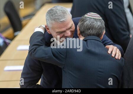 Magdeburg, Allemagne. 27 janvier 2020. Holger Stahlknecht (à gauche, CDU) accueille un homme avec kippah dans la salle plénière du Landtag. Le jour commémoratif de l'Holocauste, les victimes du socialisme national sont rappelées dans le monde entier. Le 27 janvier 1945, les soldats soviétiques ont libéré les survivants du camp d'extermination d'Auschwitz. Le camp est le symbole du génocide nazi de millions de personnes. Depuis 1996, à la suggestion du président fédéral de l'époque, Roman Herzog, les victimes ont été commémorées ce jour en Allemagne. Crédit: Klaus-Dietmar Gabbert/dpa-Zentralbild/ZB/dpa/Alay Live News Banque D'Images