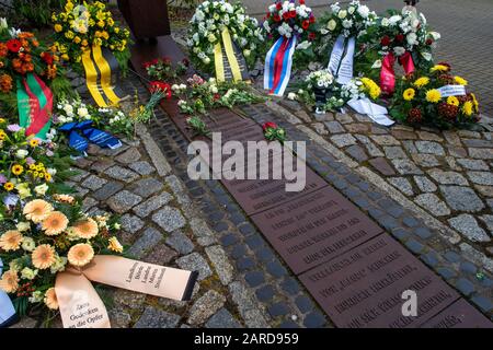 Magdeburg, Allemagne. 27 janvier 2020. Les couronnes se trouvent au mémorial de Magda. Le jour commémoratif de l'Holocauste, les victimes du socialisme national sont rappelées dans le monde entier. Le 27 janvier 1945, les soldats soviétiques ont libéré les survivants du camp d'extermination d'Auschwitz. Le camp est le symbole du génocide nazi de millions de personnes. Depuis 1996, à la suggestion du président fédéral de l'époque Herzog, les victimes ont été commémorées ce jour en Allemagne. Crédit: Klaus-Dietmar Gabbert/dpa-Zentralbild/ZB/dpa/Alay Live News Banque D'Images