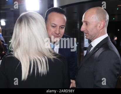 Chef de file fine Gael, Taoiseach Leo Varadkar (centre) Hugs Deirdre 'DEE' Forbes le directeur général de RTE a suivi par Jon Williams directeur général de News and Current Affairs à RTE lorsqu'il arrive devant le débat des dirigeants de RTE à l'Université nationale d'Irlande Galway (NUIG) à Galway, en Irlande. Banque D'Images