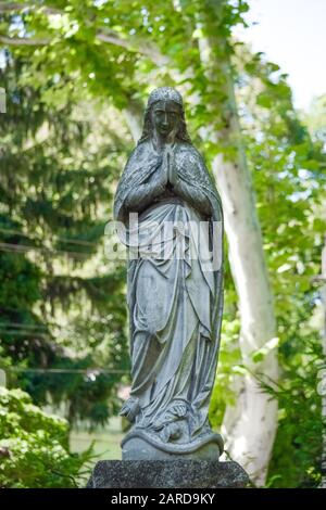 Statue de la Vierge Marie dans un cimetière Banque D'Images