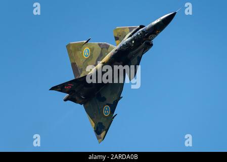 Un magnifique avion de chasse Saab 37 Viggen du vol historique de l'armée de l'air suédoise. Banque D'Images