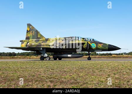 Un magnifique avion de chasse Saab 37 Viggen du vol historique de l'armée de l'air suédoise. Banque D'Images