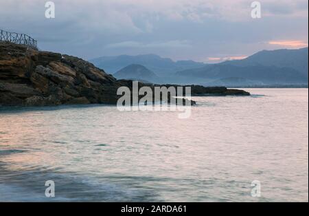 Belle vue sur plage rocheuse pendant le coucher du soleil. Majorque, Baléares. Espagne Banque D'Images